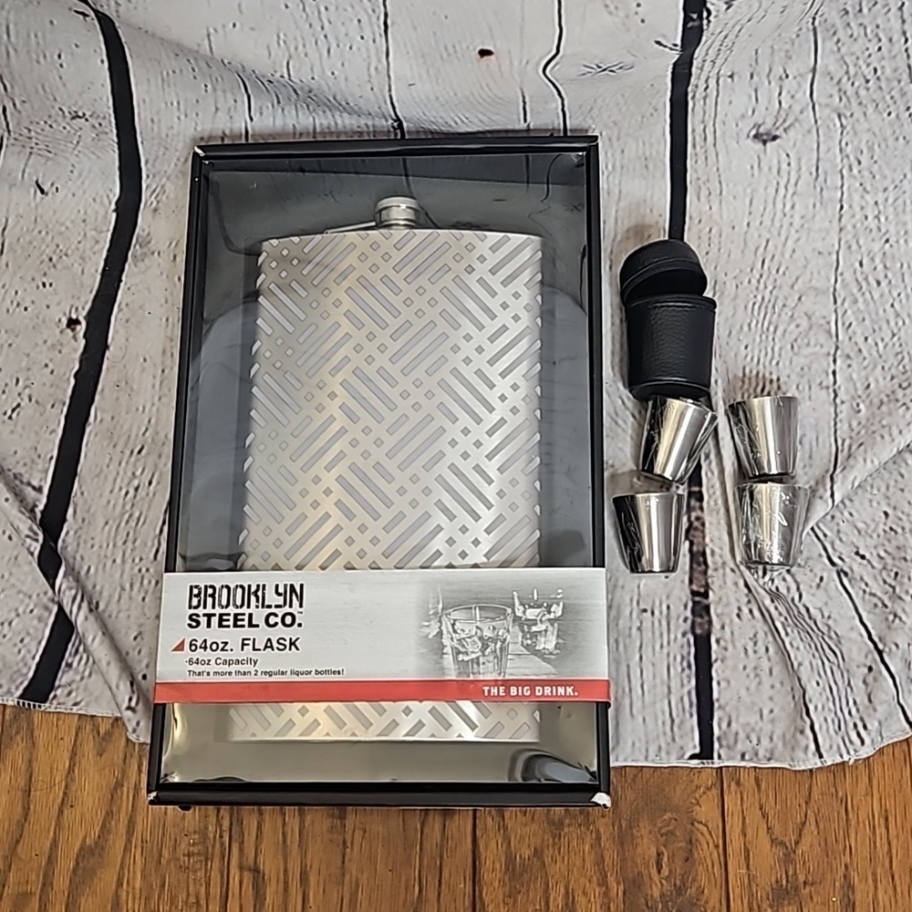 Brooklyn Steel Co. Novelty 64 oz Flask New in Package with shot glasses in case